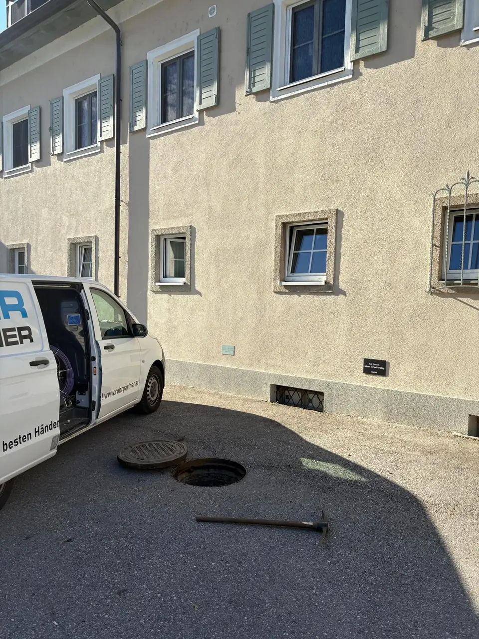 Rohrpartner Servicefahrzeug mit Kameraausrüstung an einem geöffneten Kanalschacht